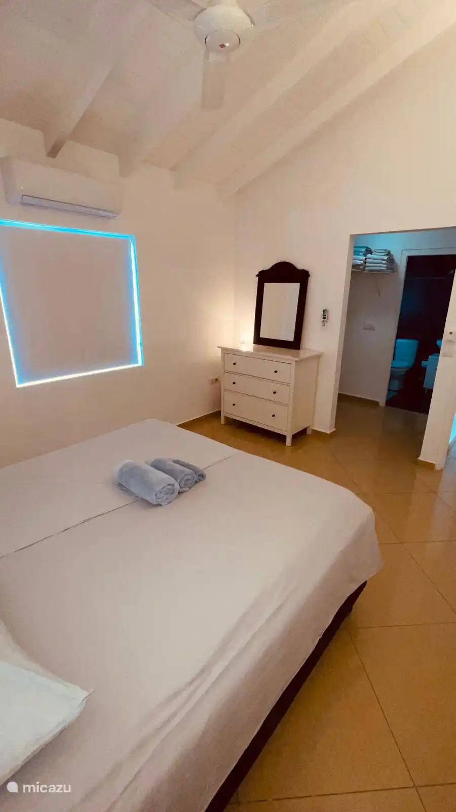 Slaapkamer 1 met airco, walk-in-closet en eigen badkamer