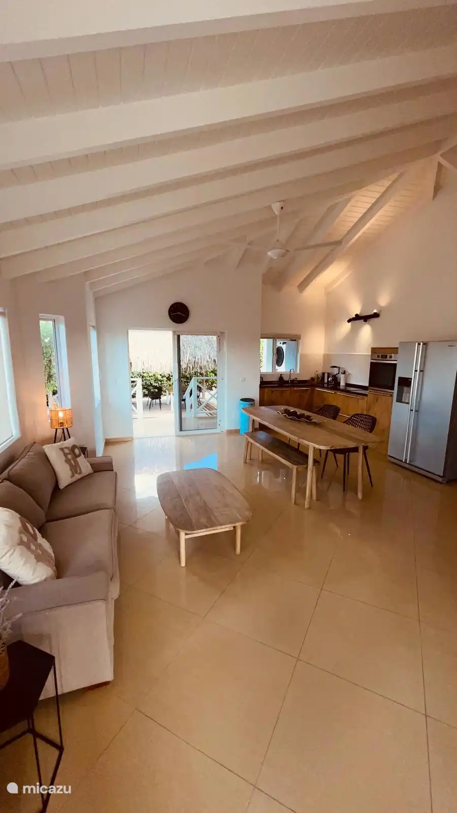 Woonkamer met open luxe keuken, met 8 persoons royale eettafel