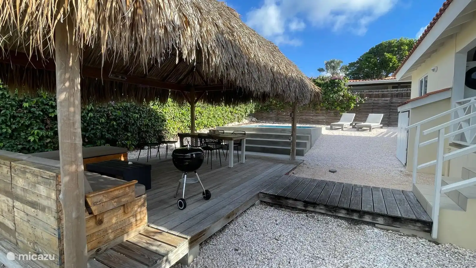 Terras met Palapa, eetafel en BBQ Loungen en afkoelen in het privé zwembad.