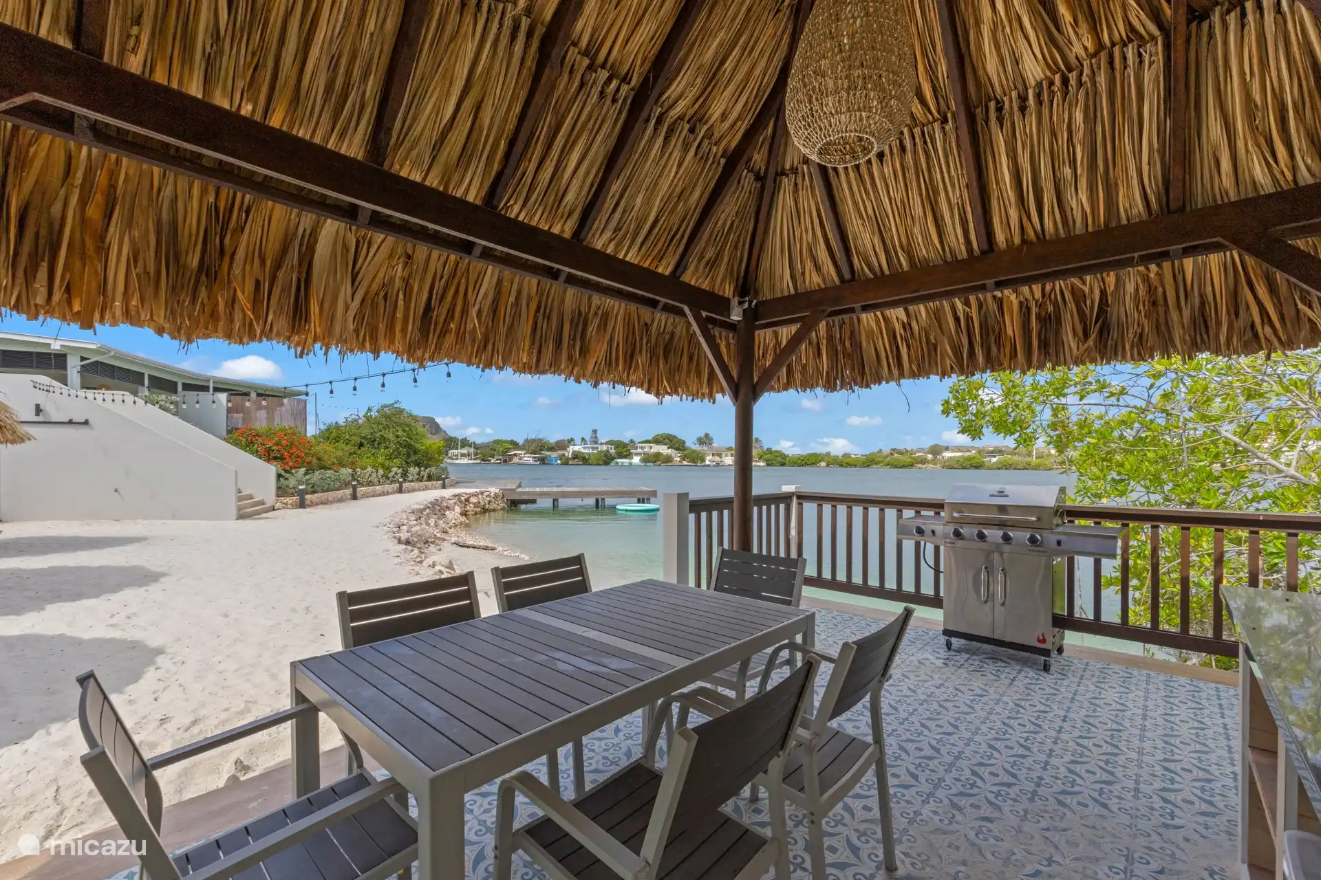 Nutzung eines gemeinsamen Grillplatzes mit Gasgrill und Esstisch