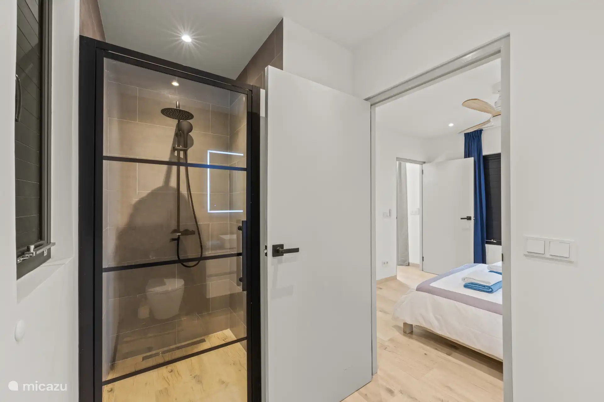 Private Badezimmer für beide Schlafzimmer