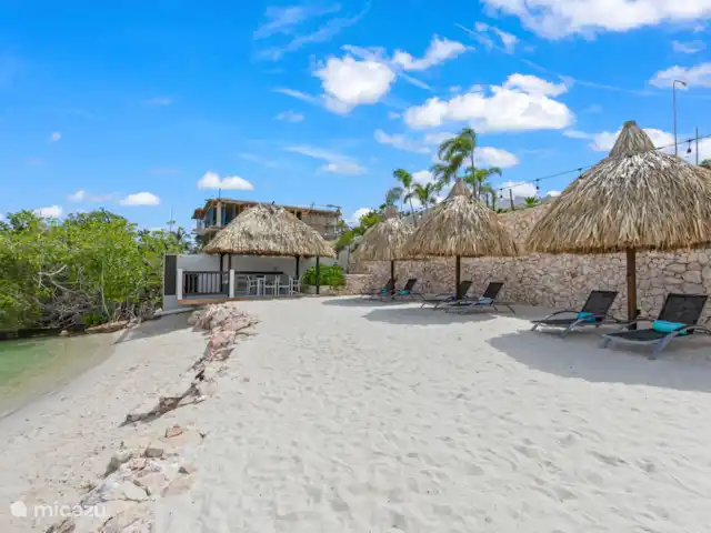Dolce Vita Beach - Waterfront C huren in Curaçao, Banda Ariba (oost), Jan Sofat - bungalow Toegang tot een privéstrand met palapa’s en ligbedden (gedeeld met slechts 2 andere bungalows)