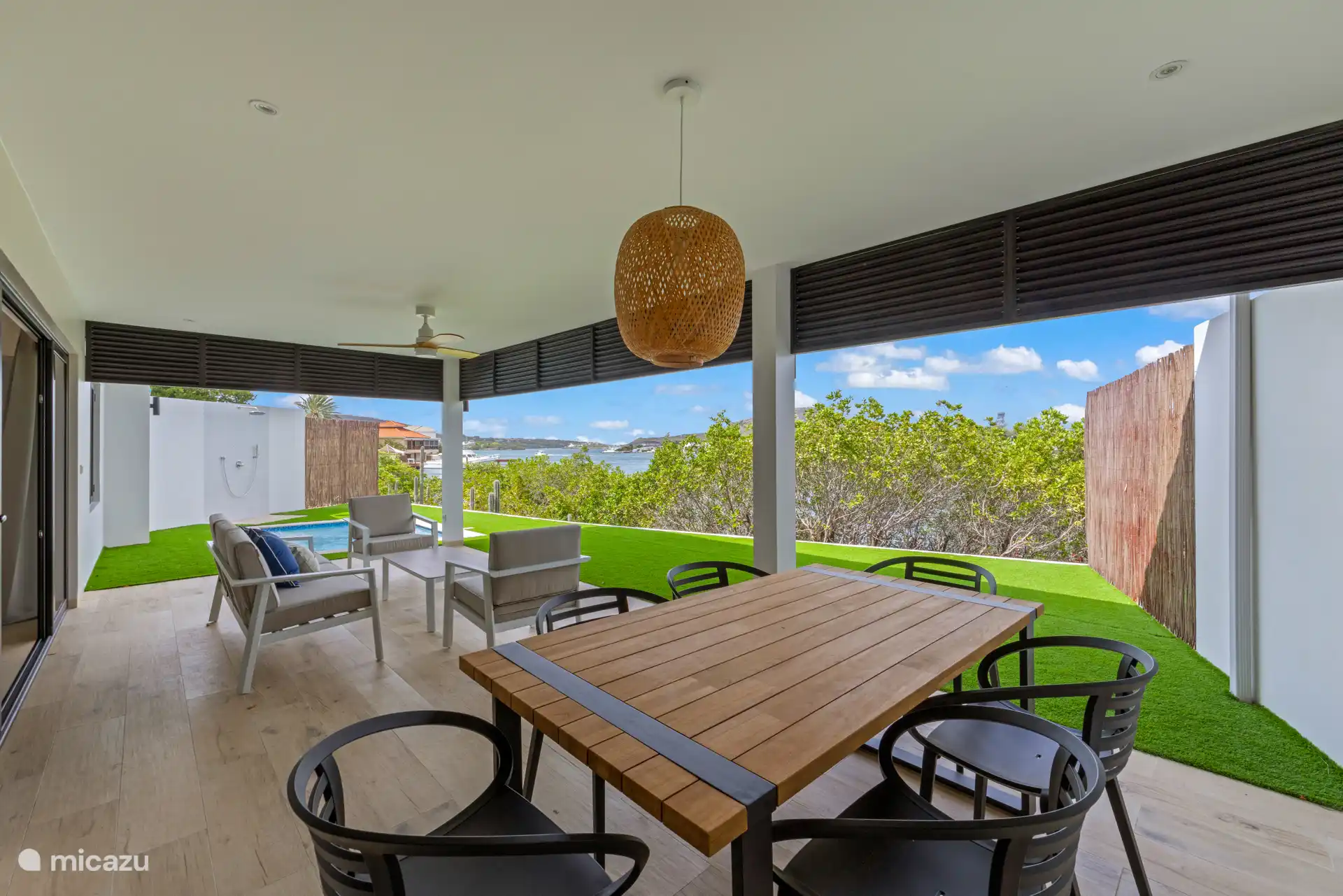 Dieser Bungalow bietet die perfekte Kombination aus Luxus, Ruhe und Komfort.