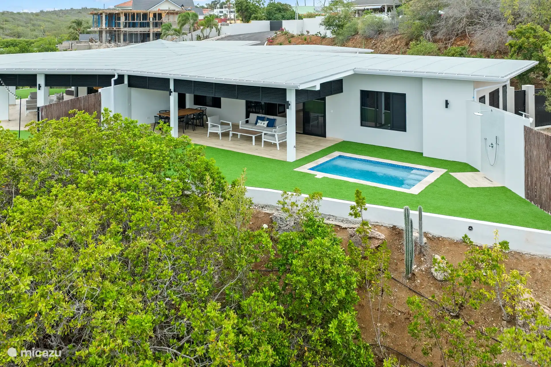 Geräumige Veranda mit Esstisch im Freien und Lounge-Set. Privater Pool und erfrischende Außendusche