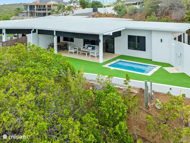 Dolce Vita Beach - Waterfront C huren in Curaçao, Banda Ariba (oost), Jan Sofat - bungalow Ruime porch met buiten eettafel en lounge set. Eigen privézwembad en verfrissende buitendouche