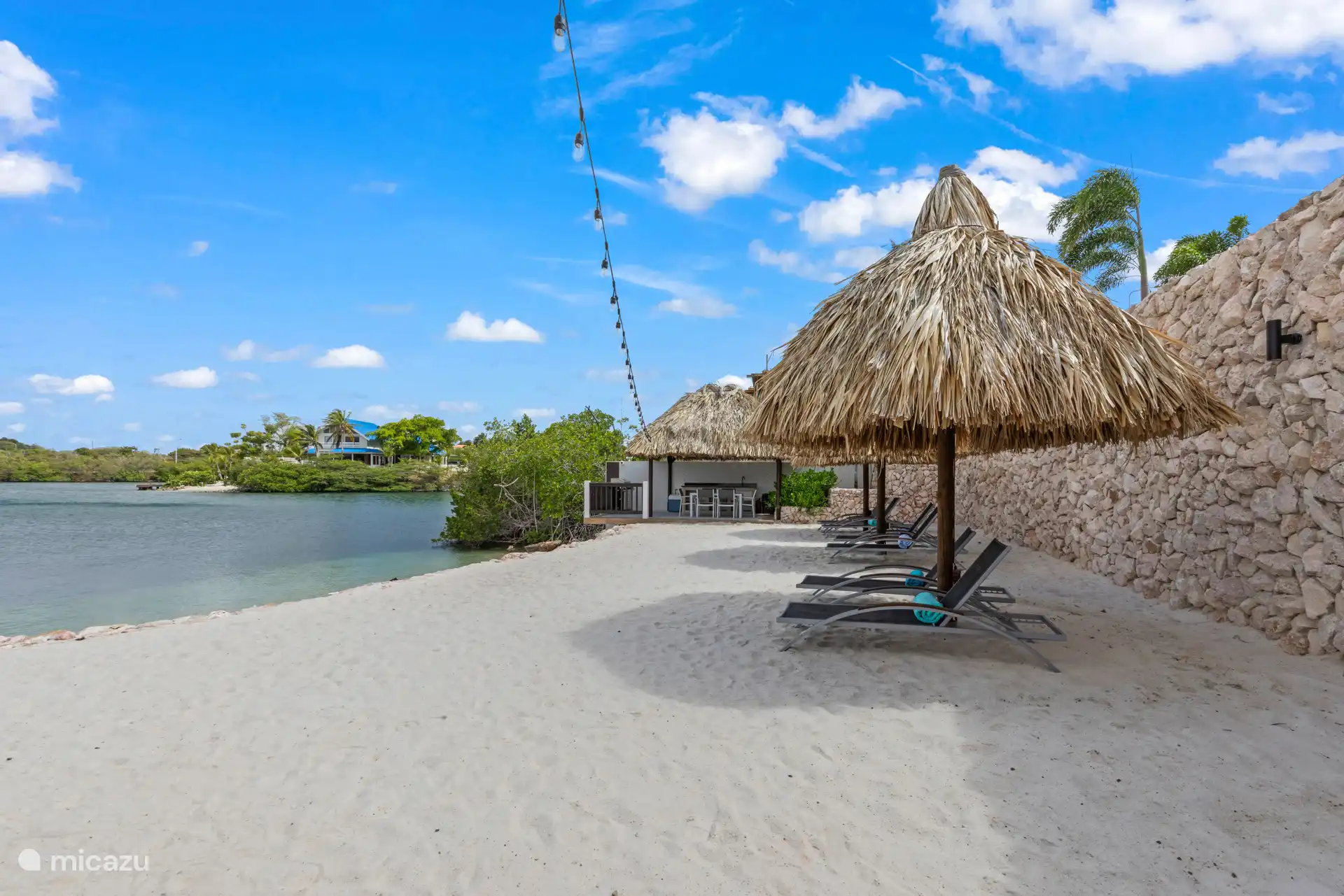 Direkter Zugang zu einem Privatstrand mit Palapas und Sonnenliegen (gemeinsam mit nur 2 anderen Bungalows)