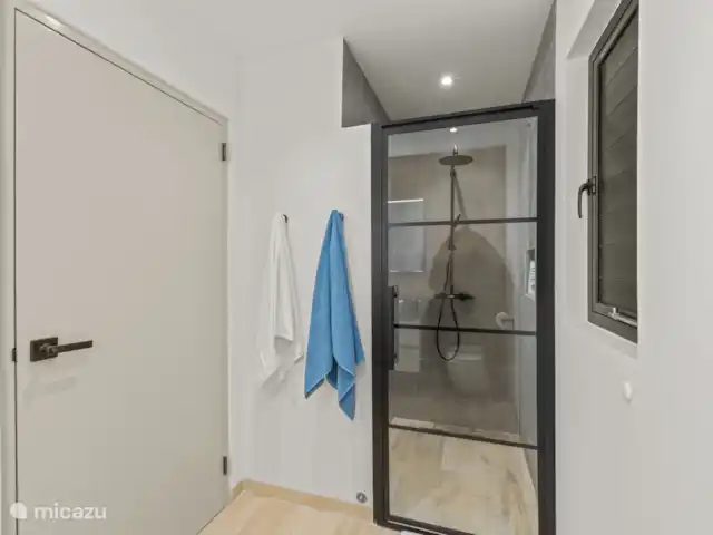 Dolce Vita Beach - Waterfront C huren in Curaçao, Banda Ariba (oost), Jan Sofat - bungalow Fijne badkamer met toilet, wastafel en douche