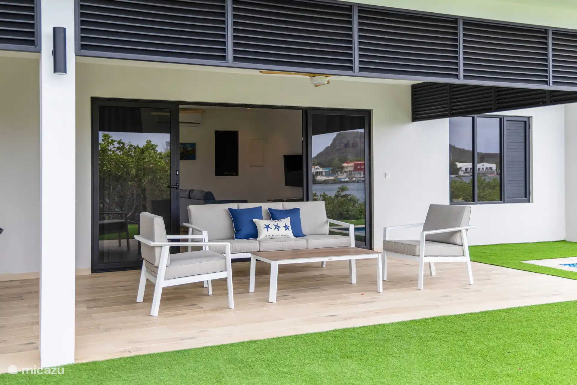 Große Schiebetüren für einen nahtlosen Übergang von innen nach außen