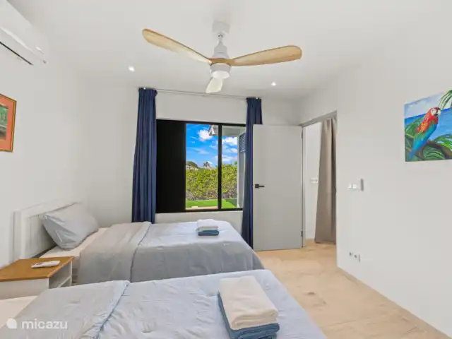 Dolce Vita Beach - Waterfront C huren in Curaçao, Banda Ariba (oost), Jan Sofat - bungalow Comfortabele slaapkamer met airconditioning en privébadkamer