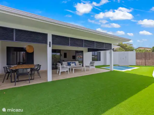 Dolce Vita Beach - Waterfront C huren in Curaçao, Banda Ariba (oost), Jan Sofat - bungalow Ruim overdekt terras met eethoek en loungeset