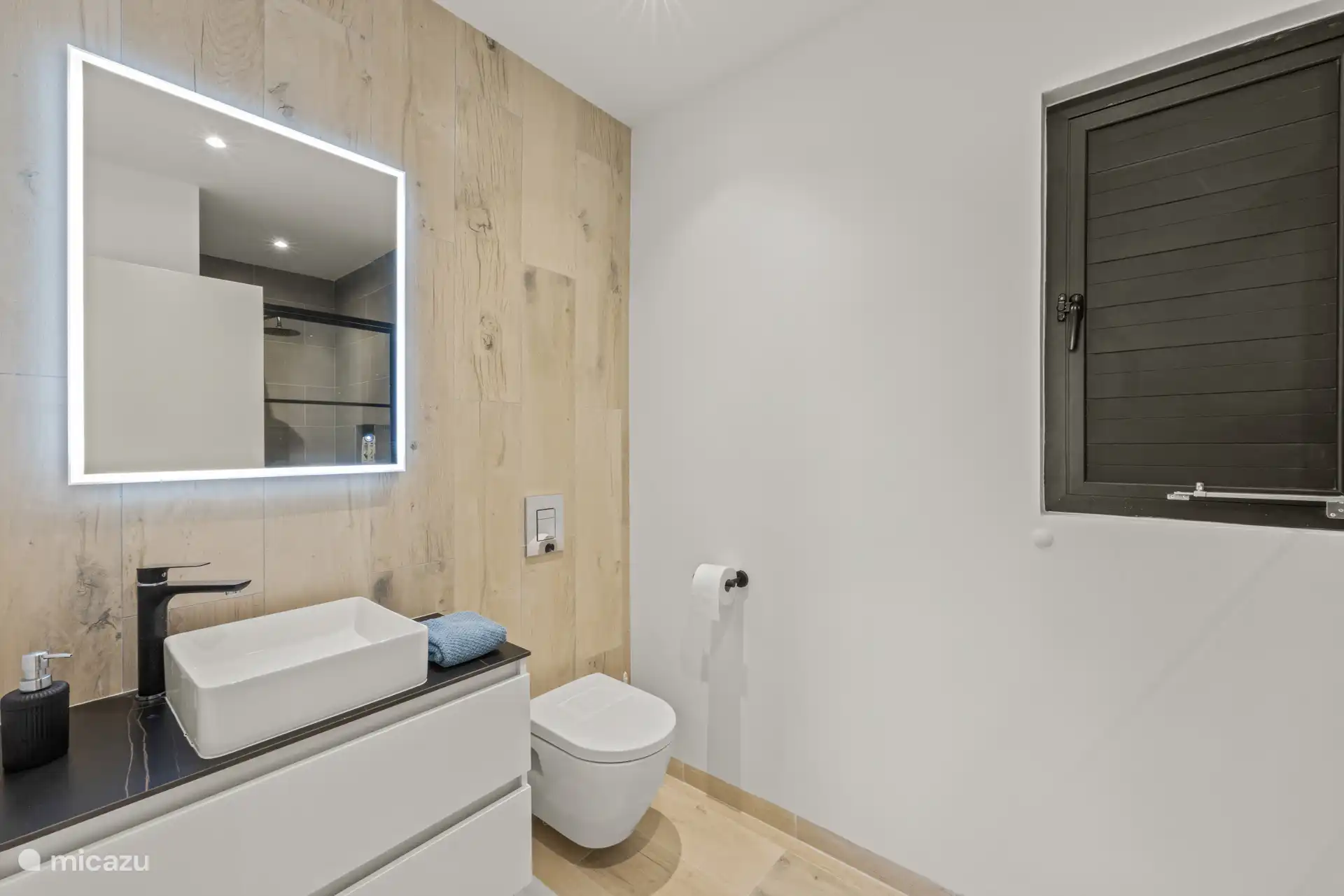 Angenehmes Badezimmer mit Dusche