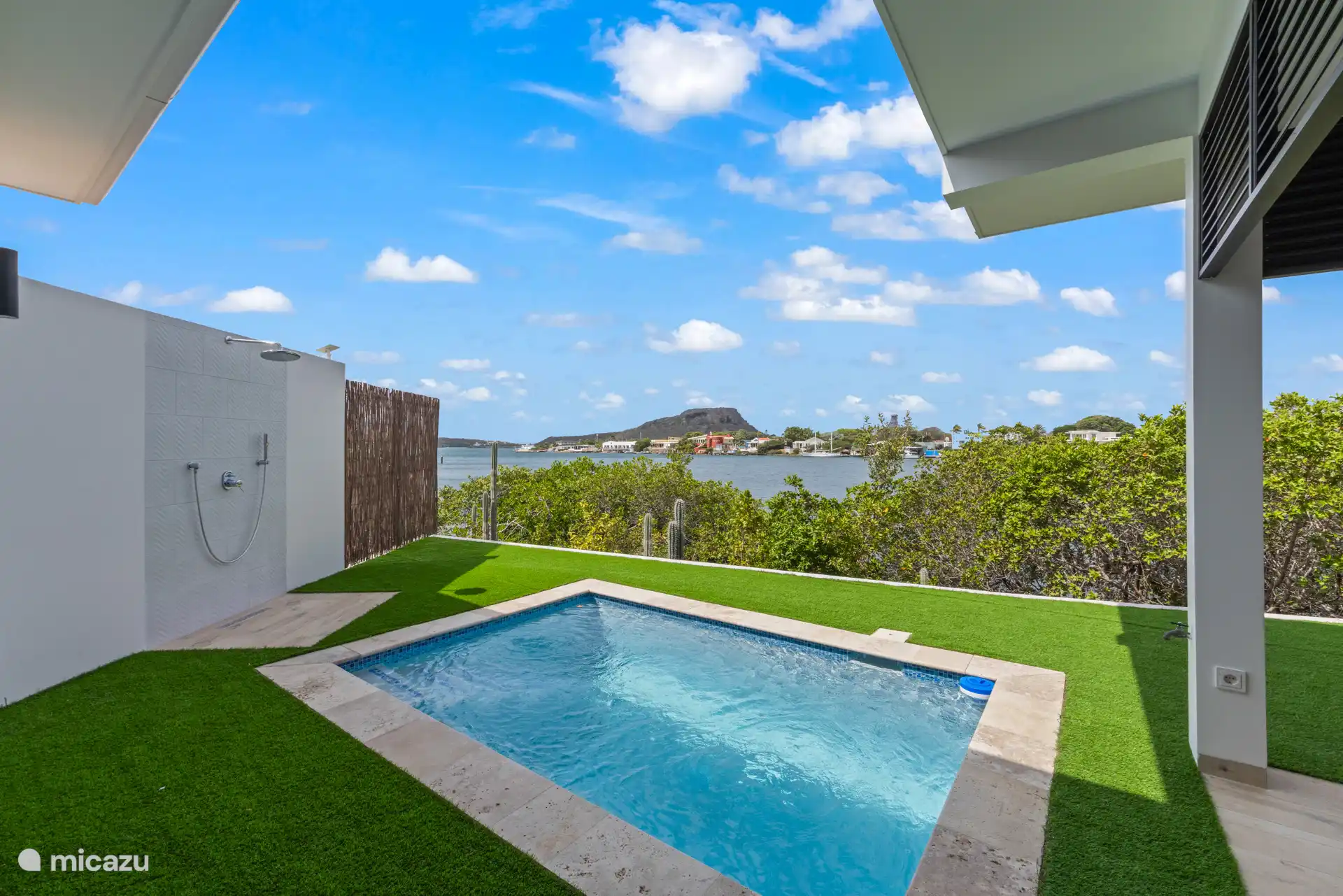 Privater Pool und erfrischende Außendusche