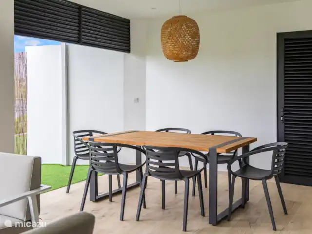 Dolce Vita Beach - Waterfront C huren in Curaçao, Banda Ariba (oost), Jan Sofat - bungalow Privé veranda met eettafel en loungehoek—perfect voor buiten eten en genieten van de passaatwind