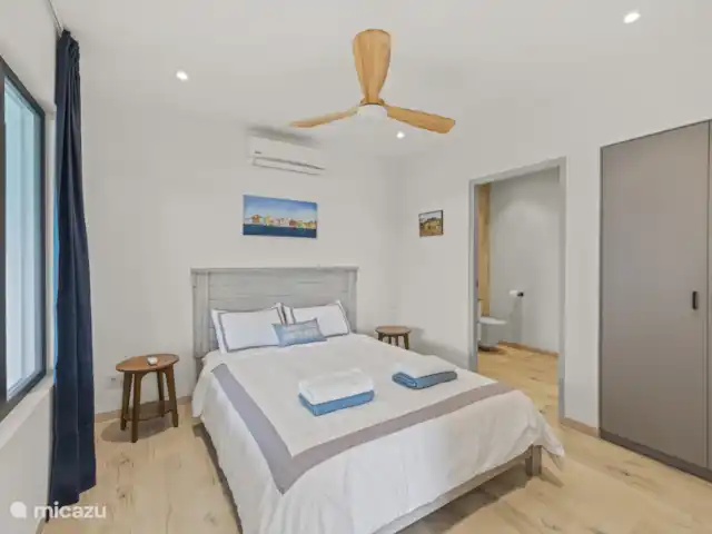 Dolce Vita Beach - Waterfront C huren in Curaçao, Banda Ariba (oost), Jan Sofat - bungalow Comfortabele slaapkamer met airconditioning en privébadkamer