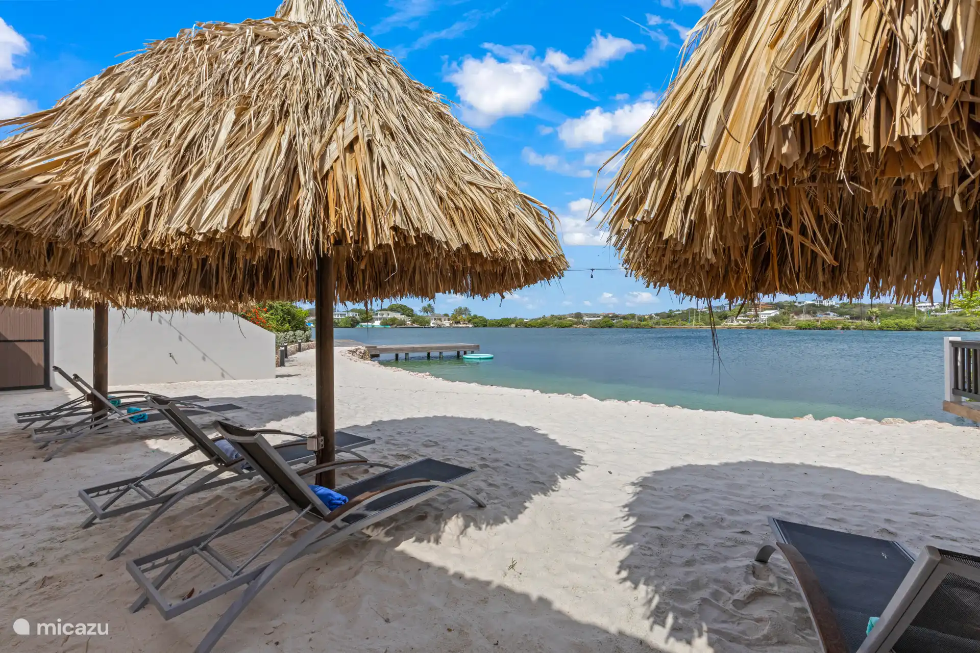 Direkter Zugang zu einem Privatstrand mit Palapas und Sonnenliegen (gemeinsam mit nur 2 anderen Bungalows)