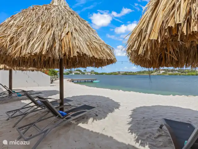 Dolce Vita Beach - Waterfront C huren in Curaçao, Banda Ariba (oost), Jan Sofat - bungalow Directe toegang tot een privéstrand met palapa’s en ligbedden (gedeeld met slechts 2 andere bungalows)