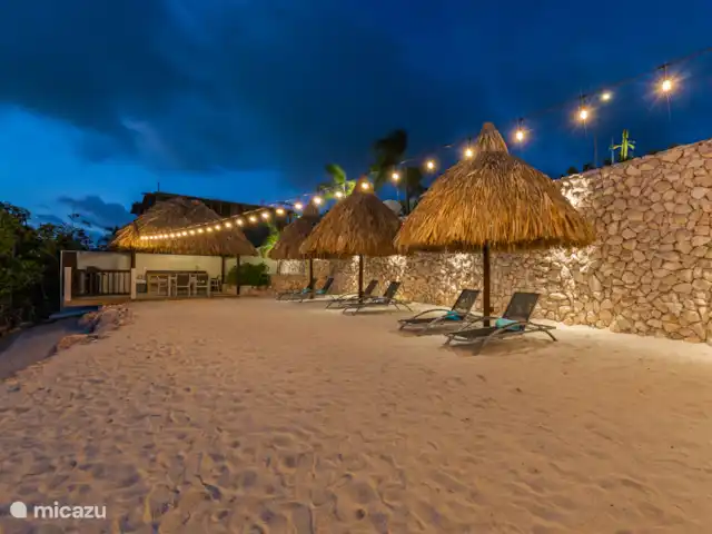 Dolce Vita Beach - Waterfront C huren in Curaçao, Banda Ariba (oost), Jan Sofat - bungalow Gezellige verlichting op het strand