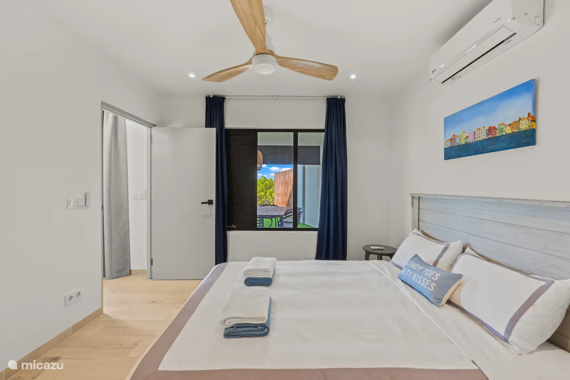 Hauptschlafzimmer mit Deckenventilator und Klimaanlage