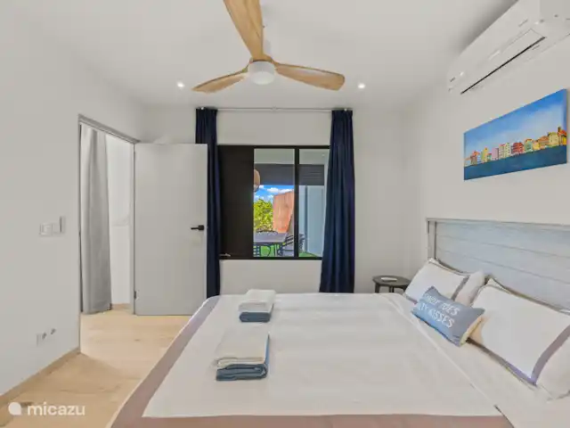 Dolce Vita Beach - Waterfront C huren in Curaçao, Banda Ariba (oost), Jan Sofat - bungalow Master bedroom met plafond fan en airconditioning