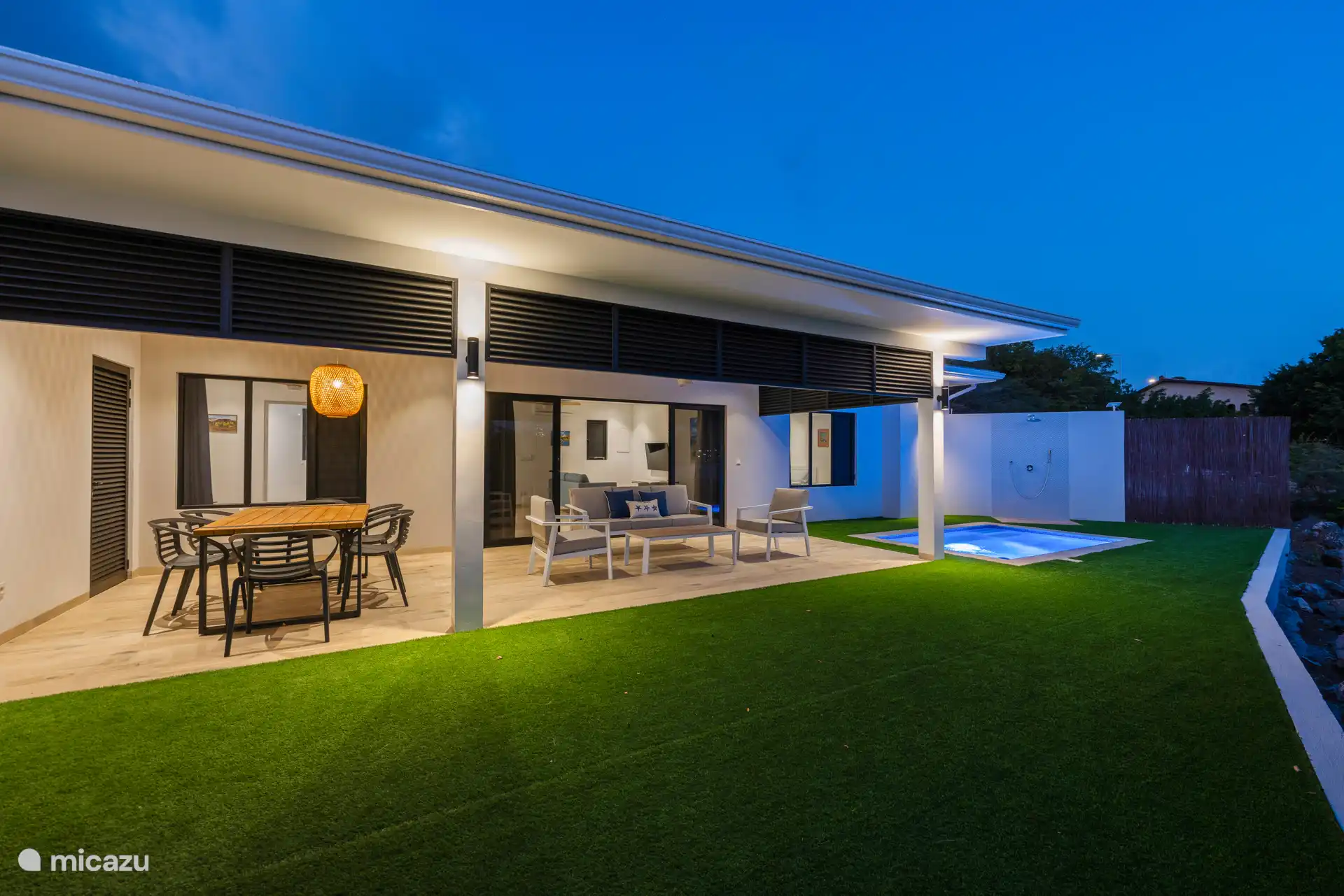 Es steht eine schöne Außenbeleuchtung zur Verfügung, so dass man auch abends draußen sitzen kann.