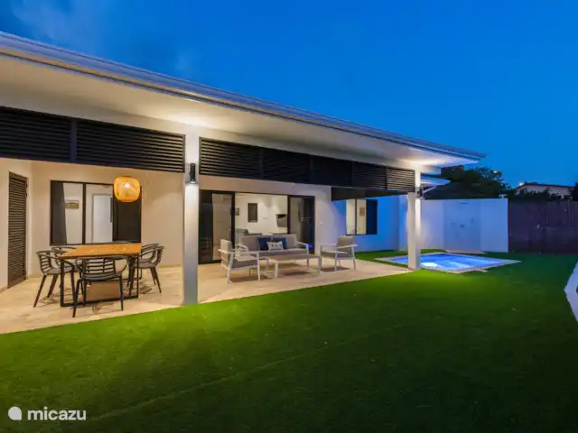 Dolce Vita Beach - Waterfront C huren in Curaçao, Banda Ariba (oost), Jan Sofat - bungalow Mooie buitenverlichting is aanwezig, zo kan je 's avond ook nog lekker buiten zitten.