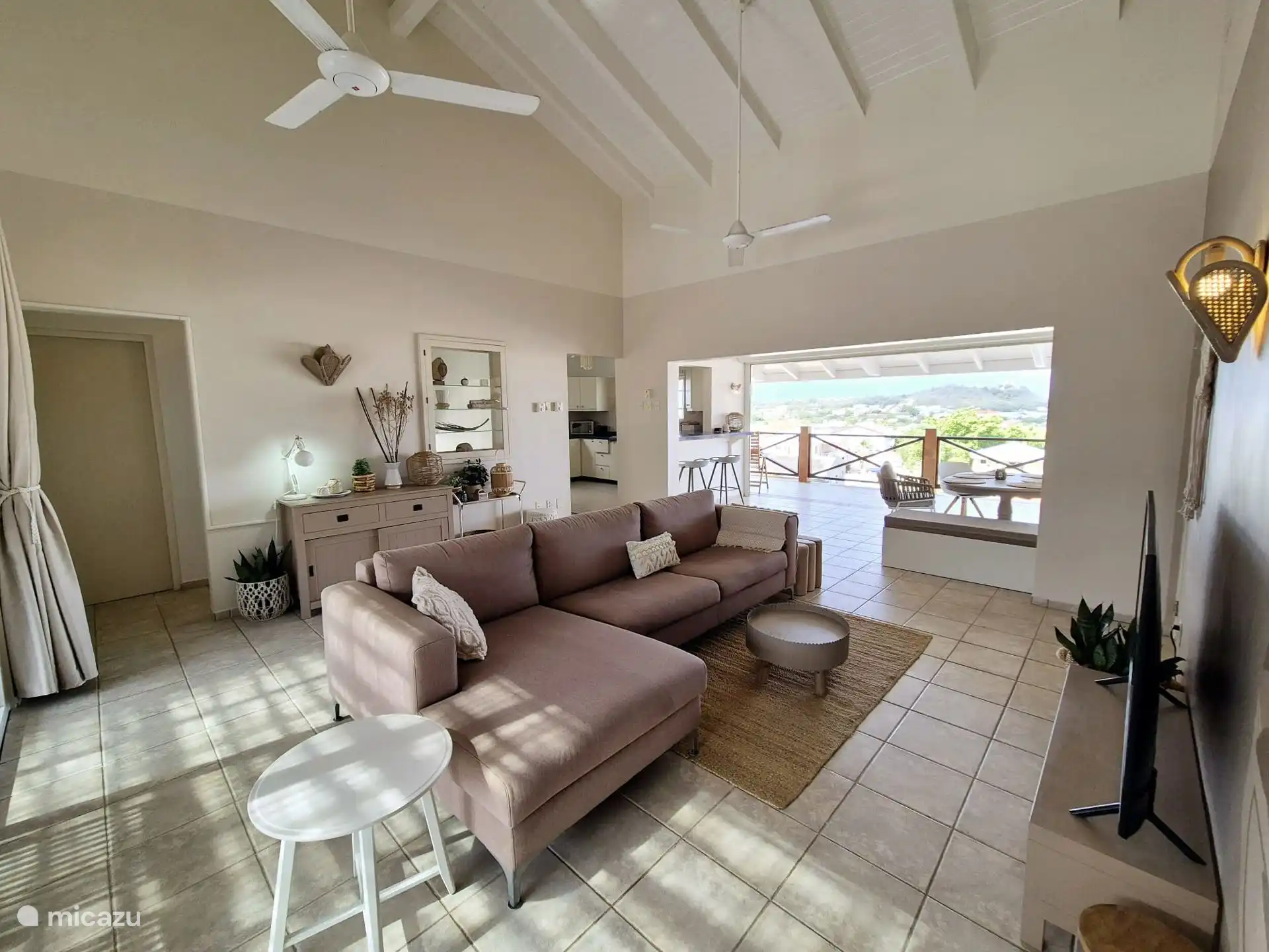 Salon avec télévision intelligente