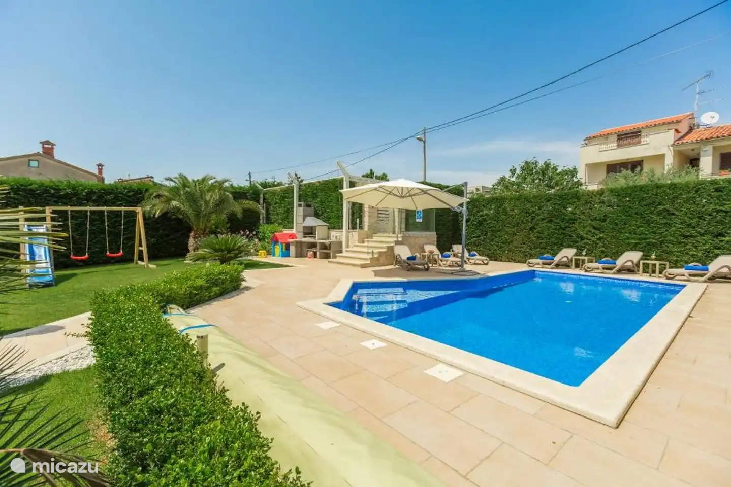 Schwimmbad + Schaukeln