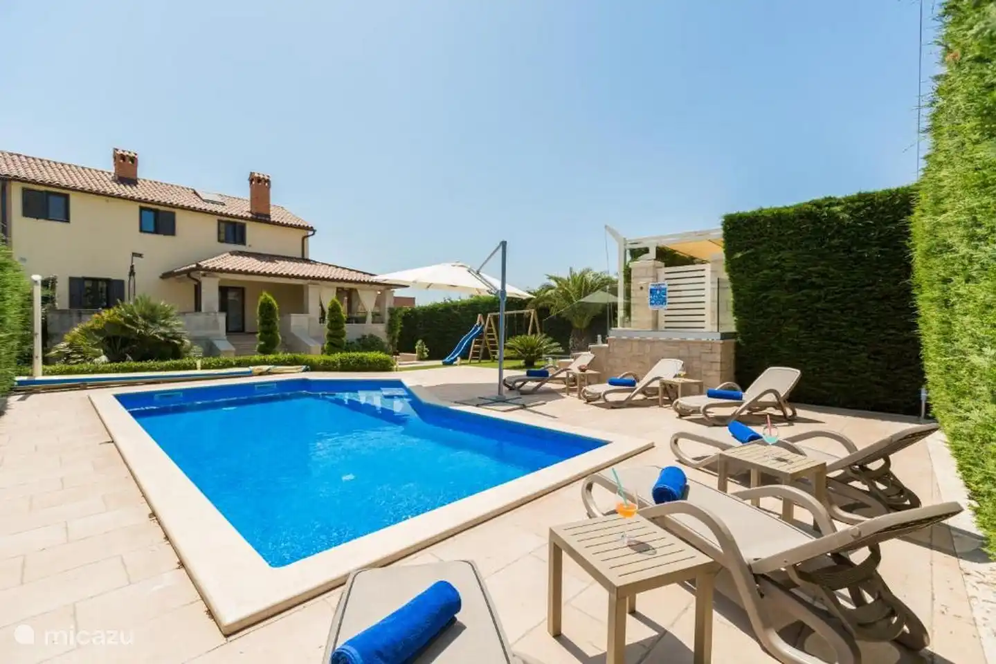 Schwimmbad + Sonnenliegen