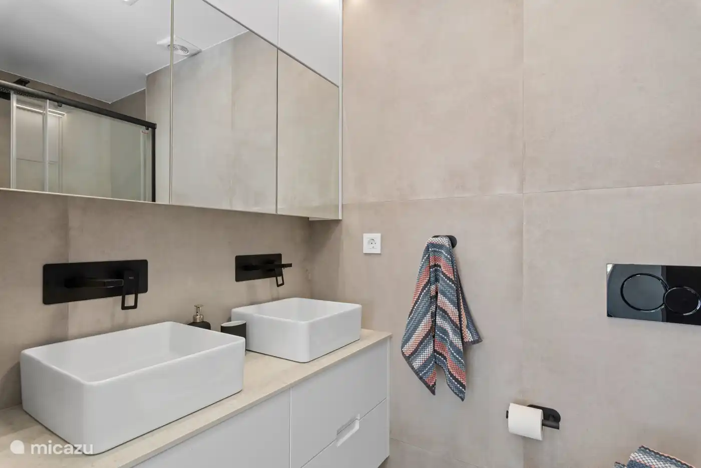 badkamer, de wastafel voor twee personen 