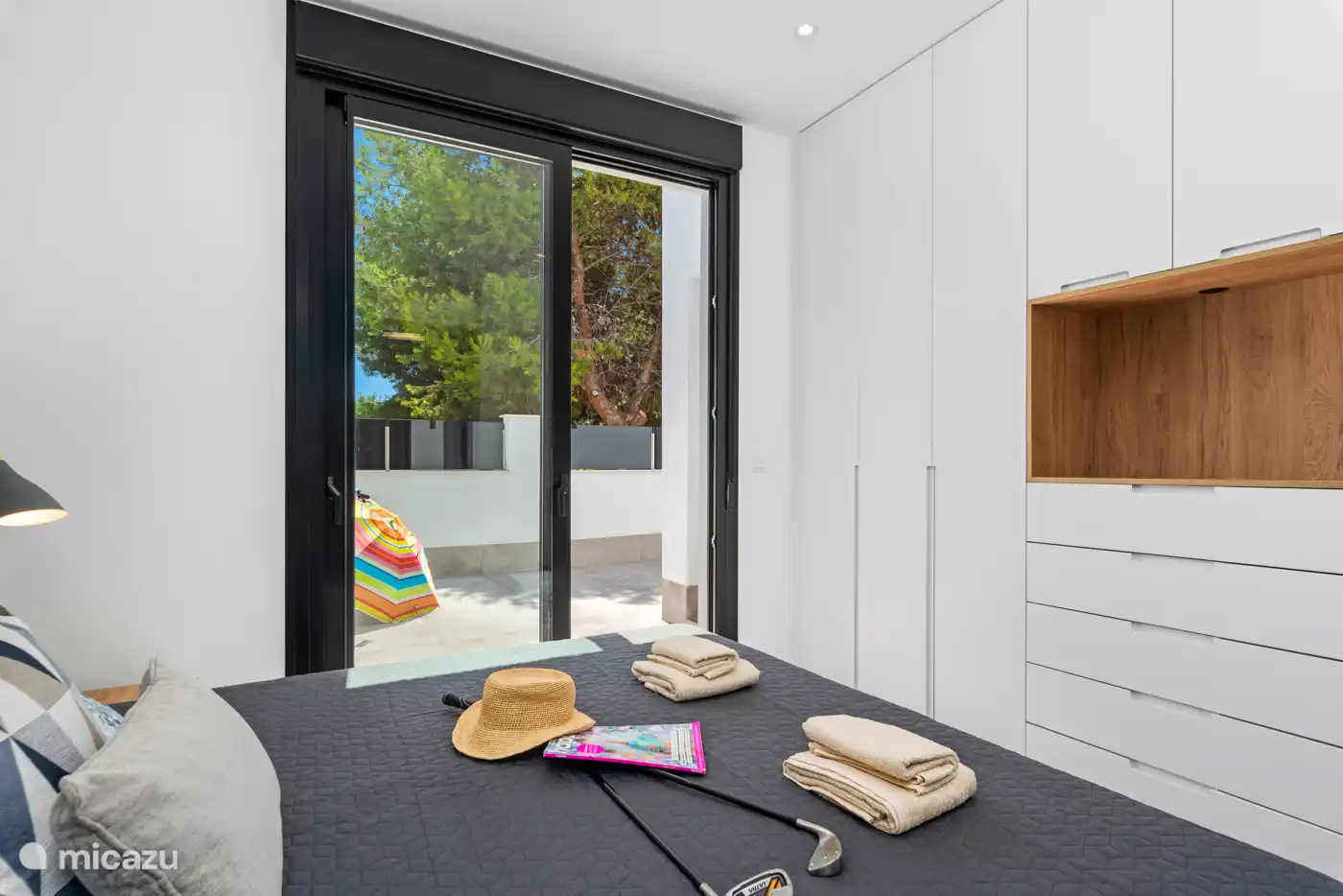 uitzicht naar buiten vanuit de slaapkamer 