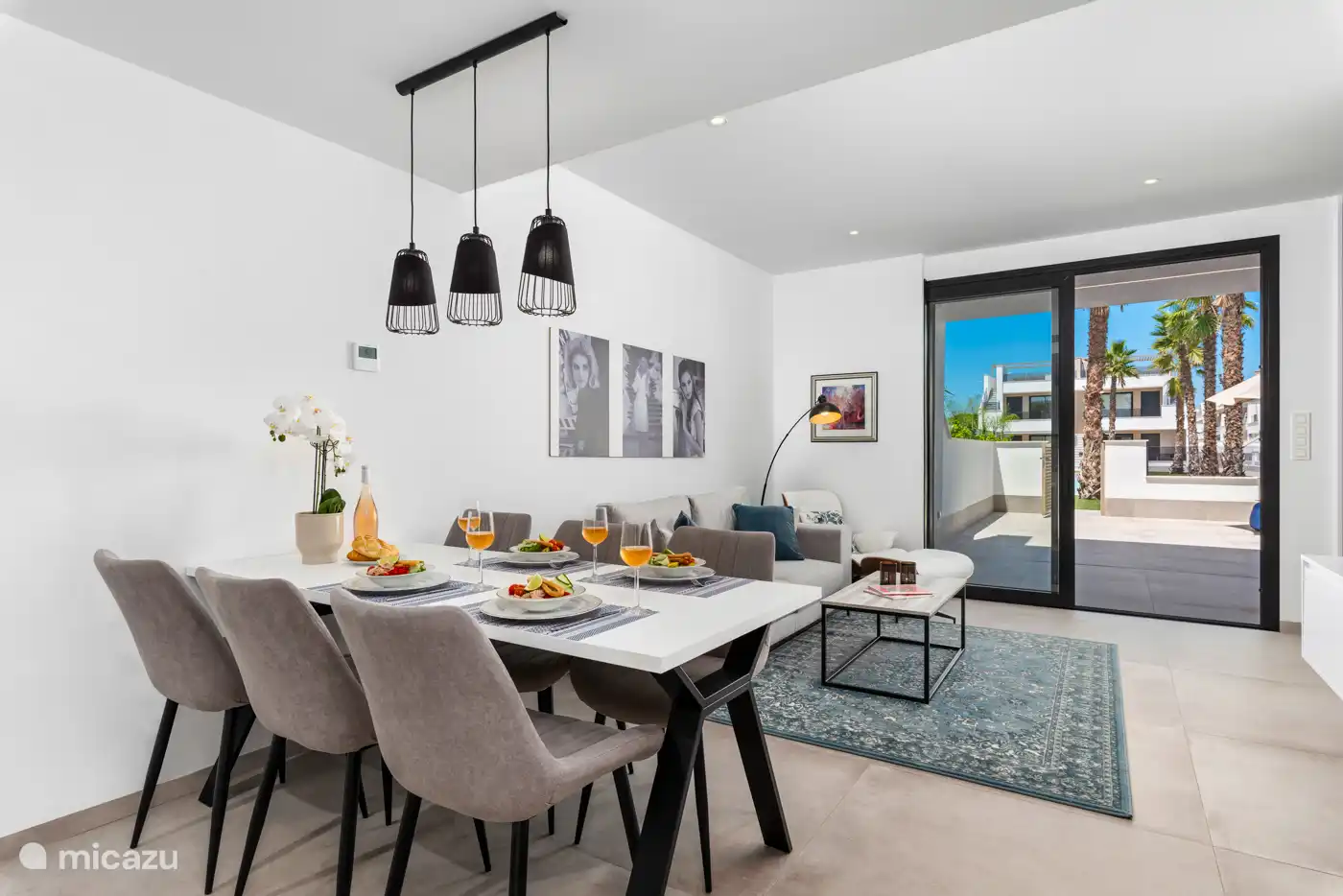 woonruimte met eettafel 