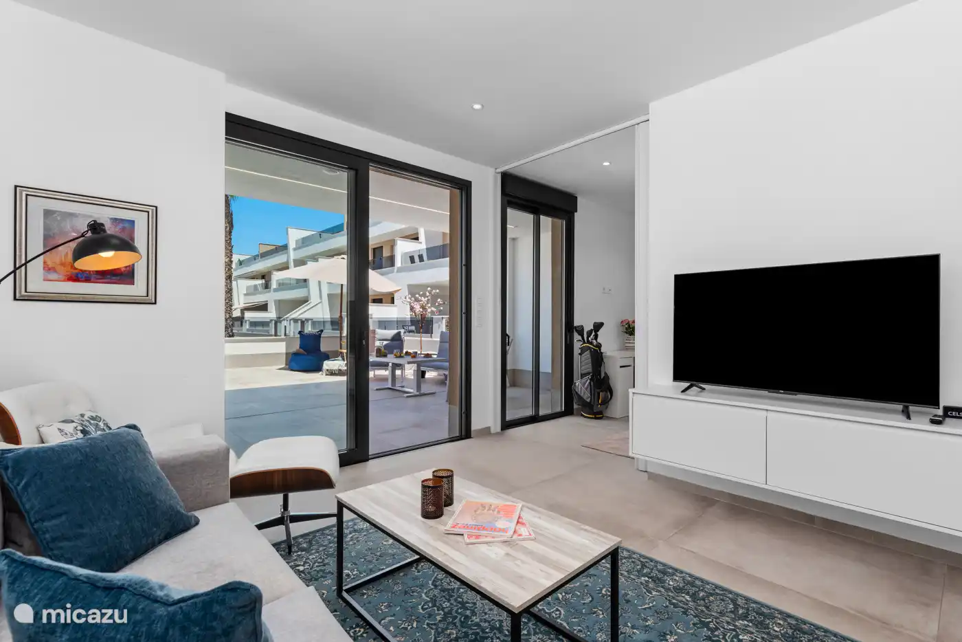 woonruimte met uitzicht bij de tv 