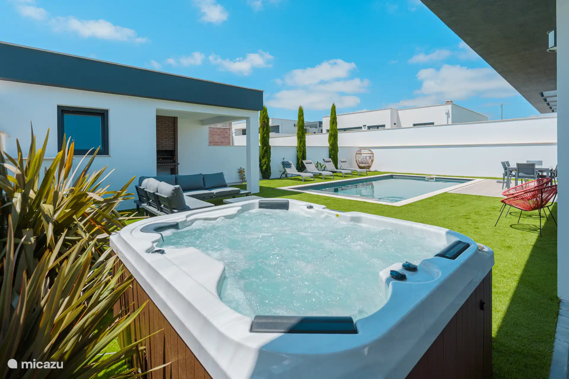 Vue d’ensemble jardin avec jacuzzi