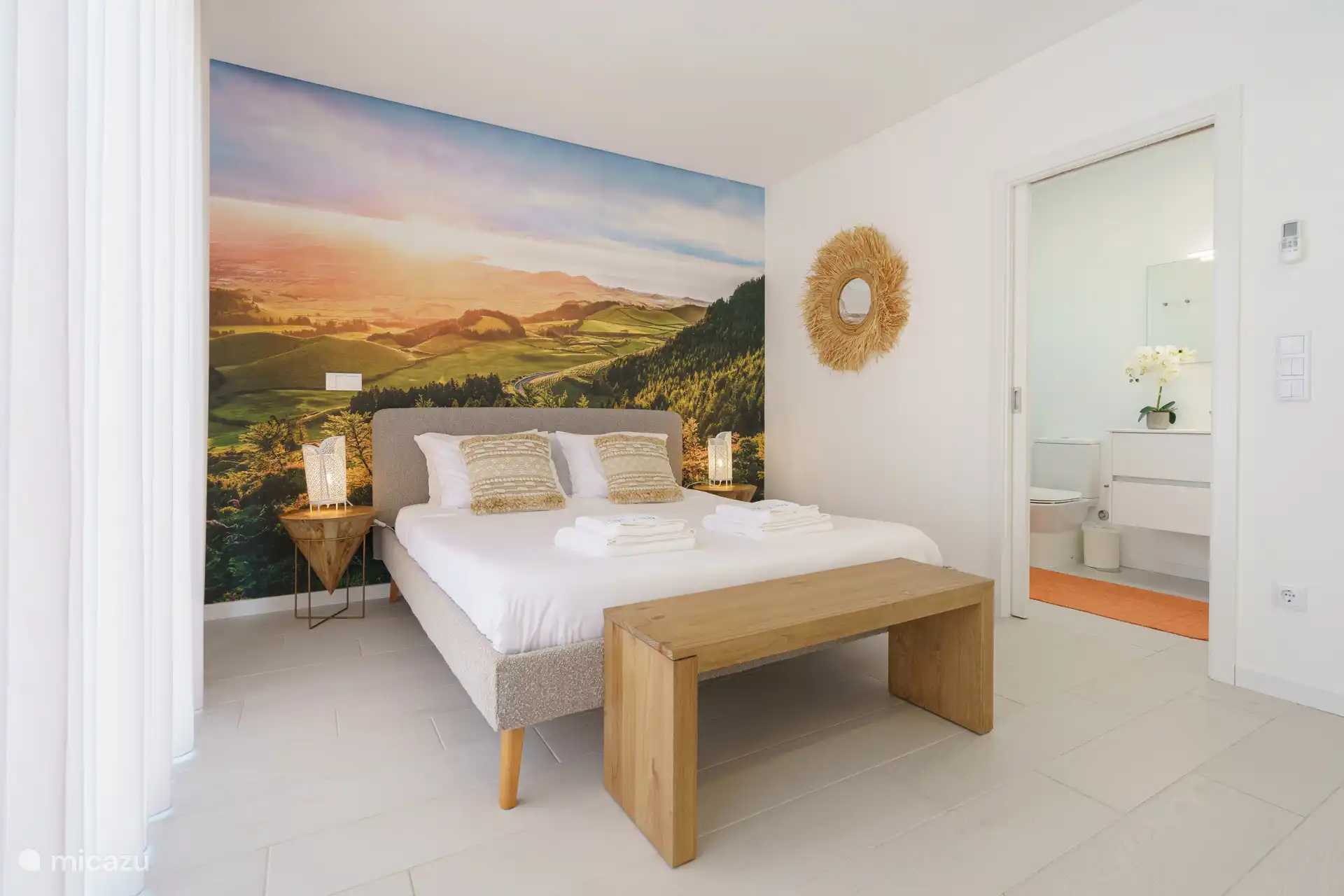 Slaapkamer met aanpalende badkamer