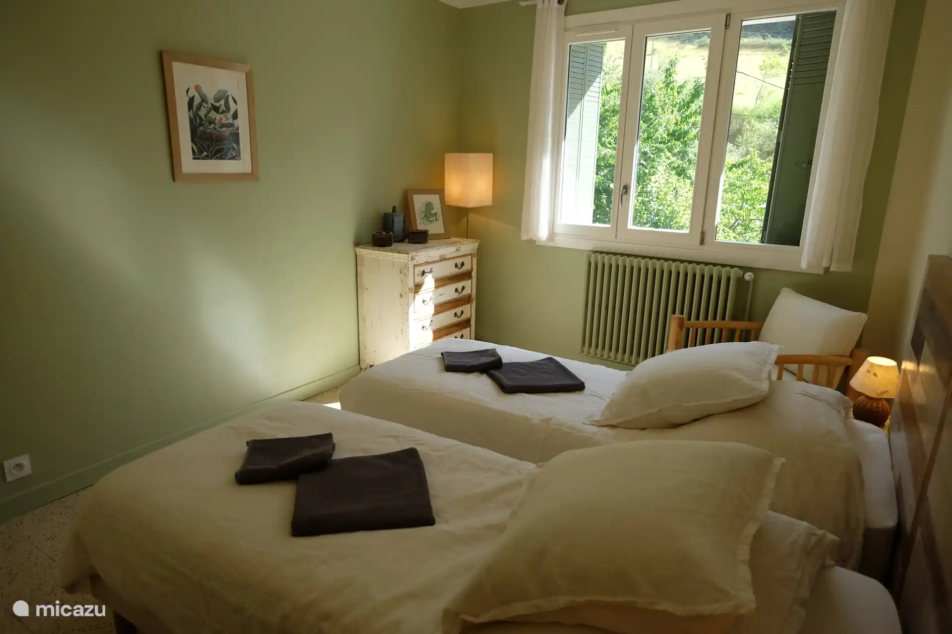 Slaapkamer met twee bedden of een tweepersoonsbed, queen size bed