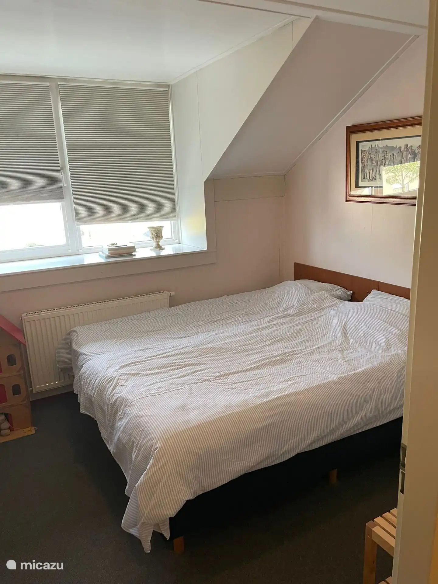 Façade de la chambre avec lit bébé