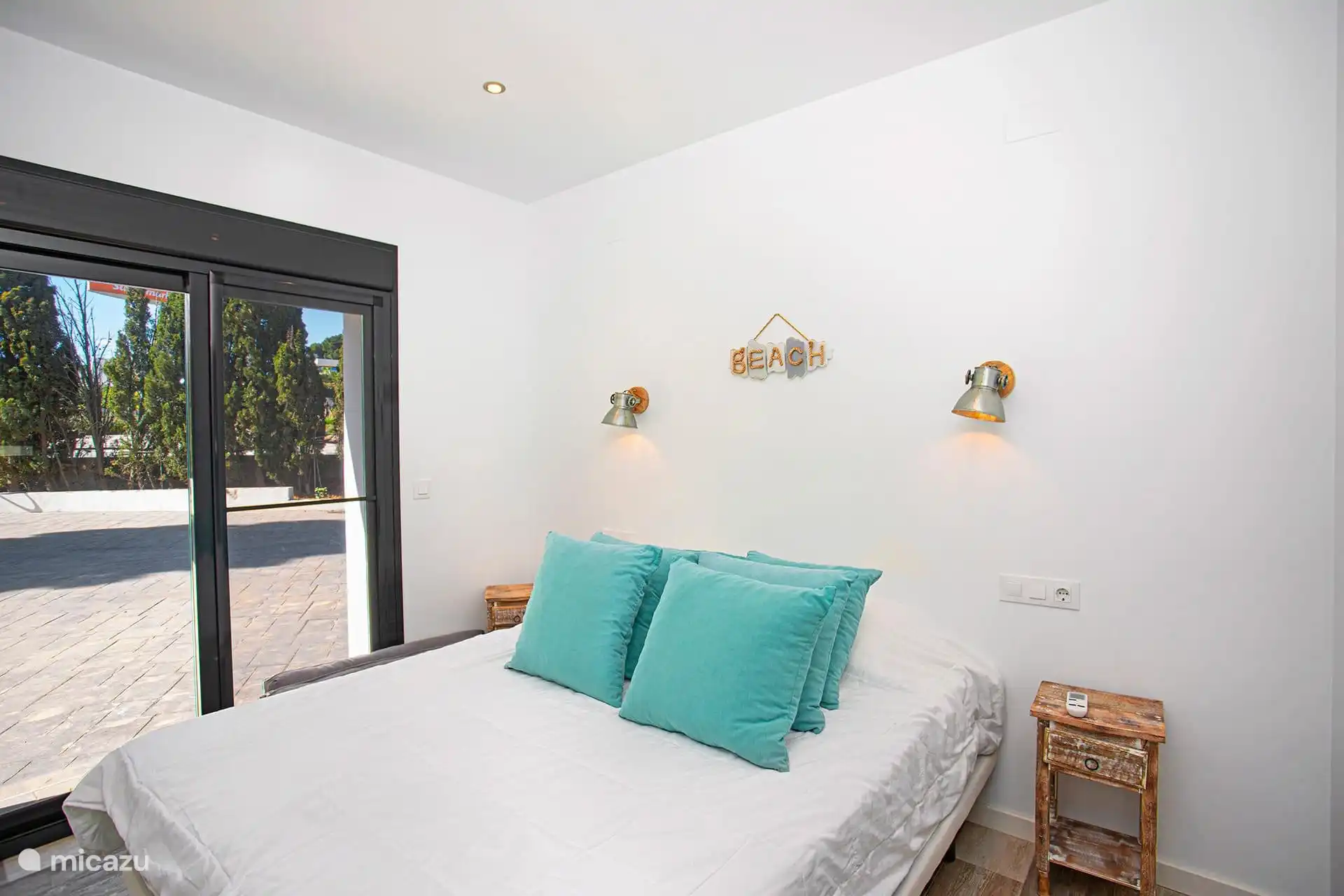 Chambre avec portes-fenêtres