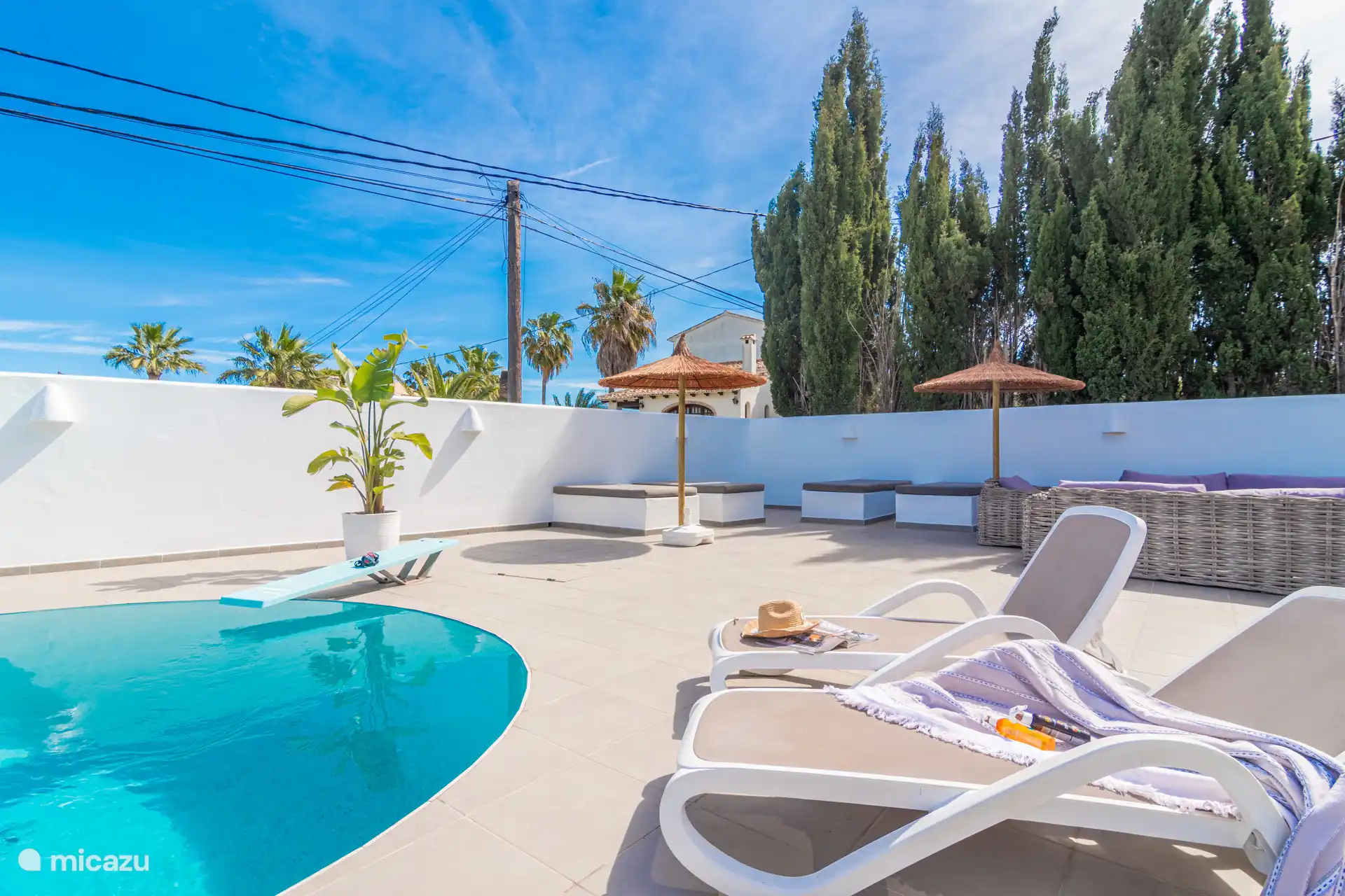 Coins salon autour de la piscine