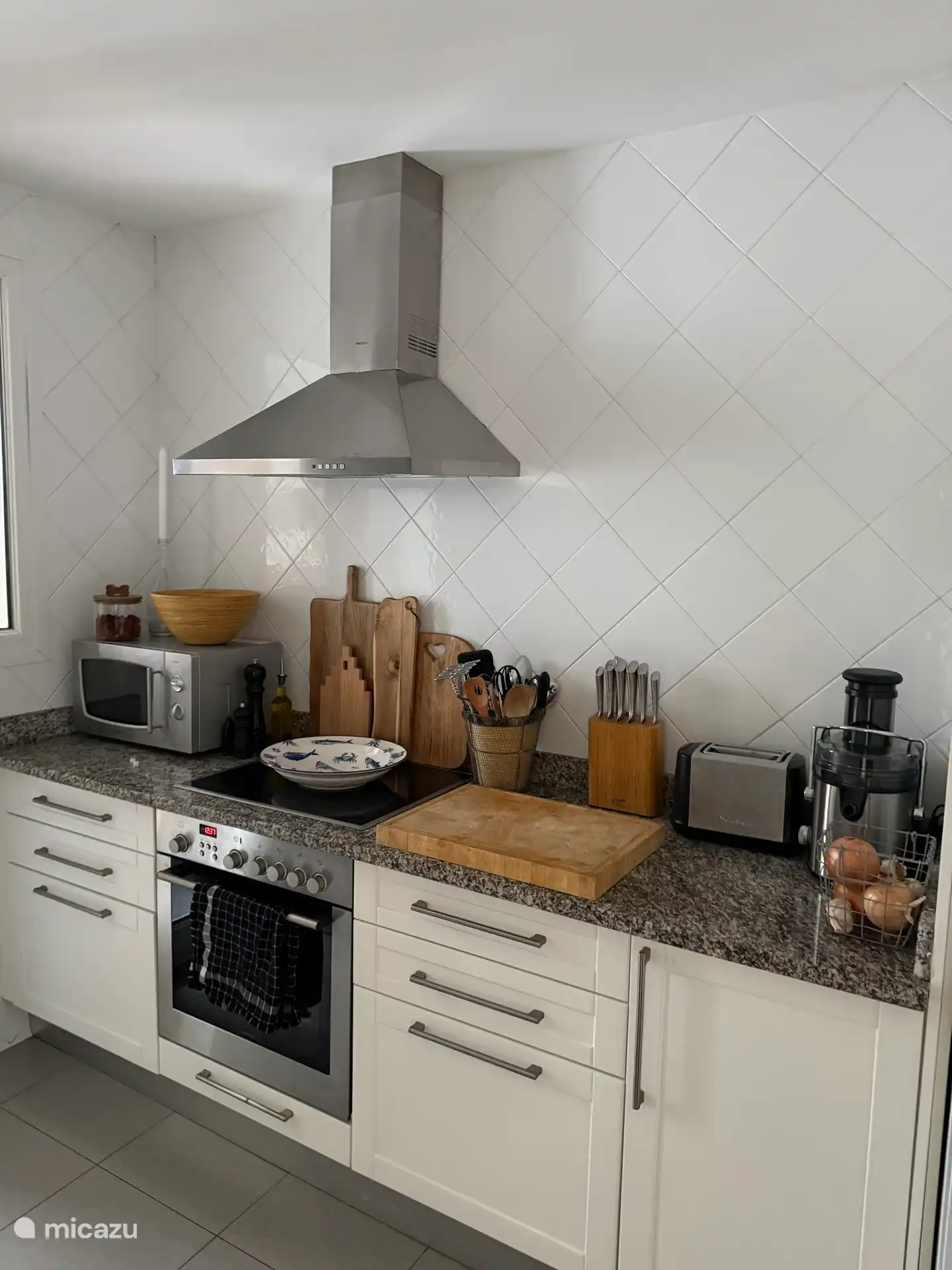 Geräumige, komplett ausgestattete Küche (Backofen, Geschirrspüler, Mikrowelle, Kühlschrank, Gefrierschrank)