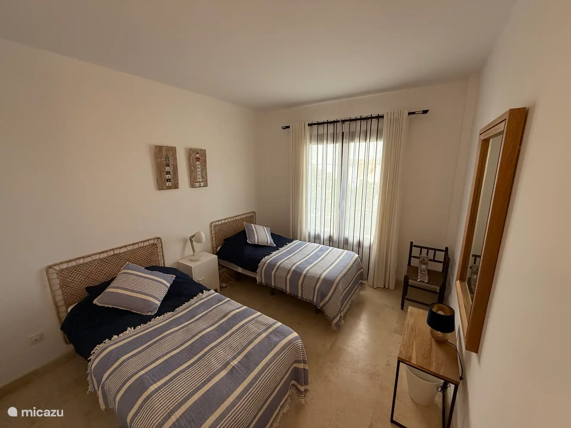 Schlafzimmer an der Vorderseite der Wohnung, 2 geräumige Betten und viel Stauraum