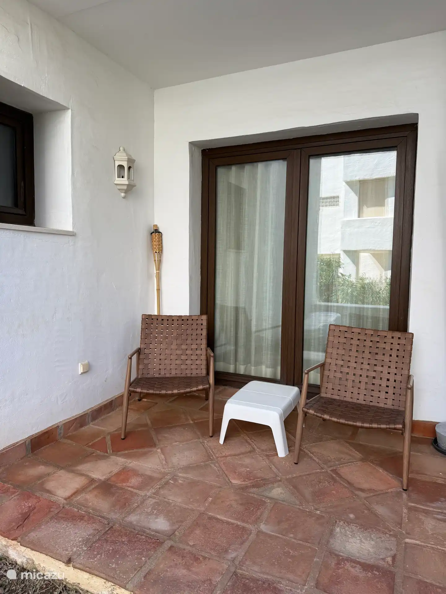 2. Terrasse (überdacht), angrenzend an das Hauptschlafzimmer. Ideal, um den Morgen zu beginnen 