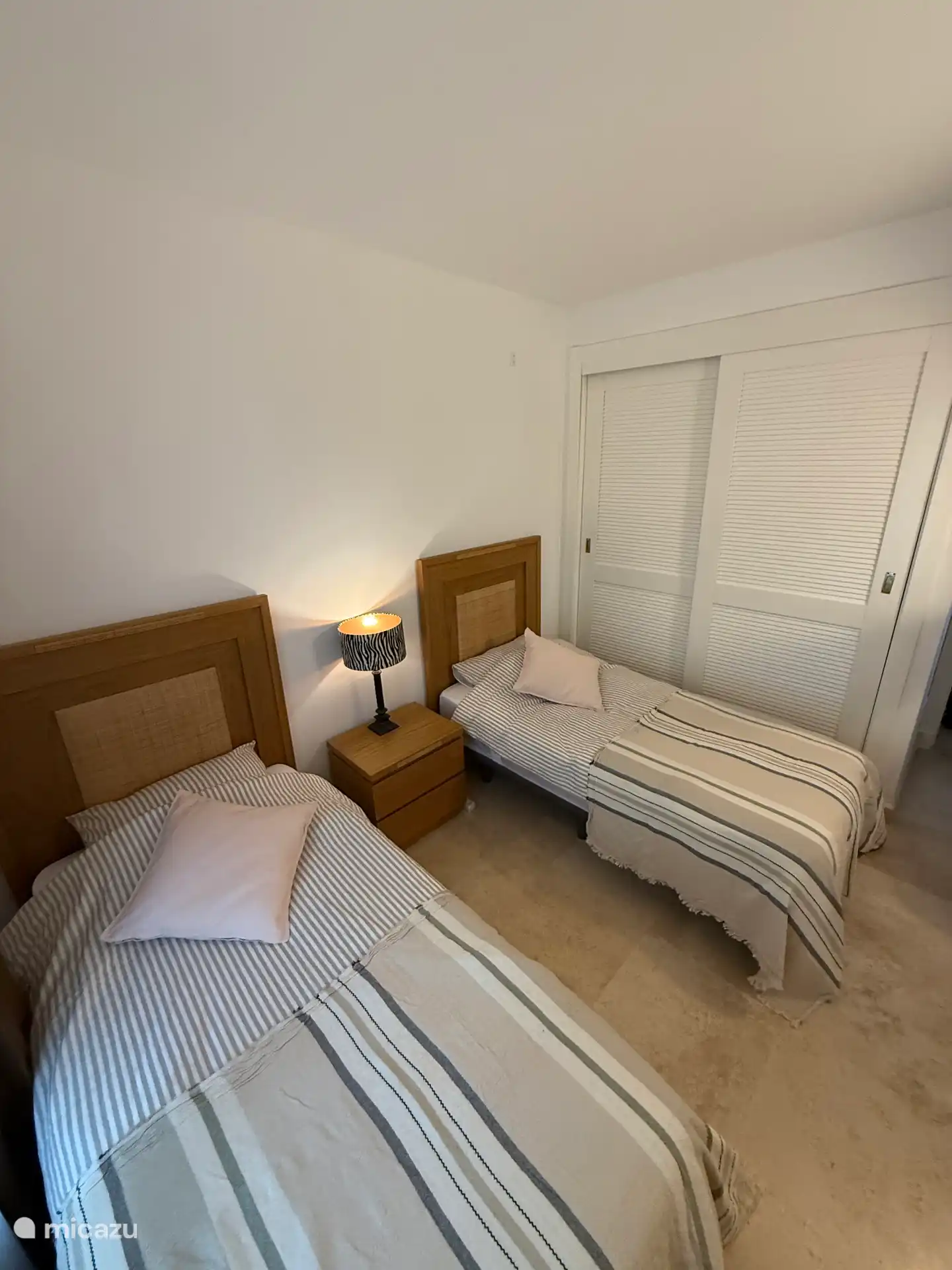 Schlafzimmer im hinteren Teil der Wohnung, 2 Betten und viel Stauraum 