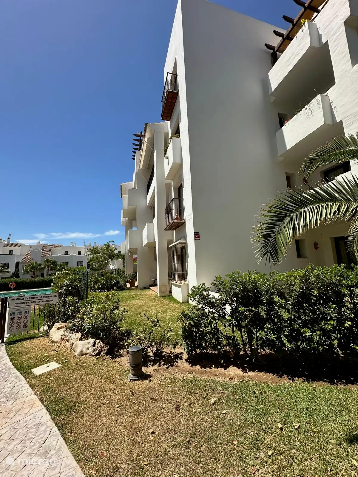 Seitenansicht der Wohnung und des Gartens