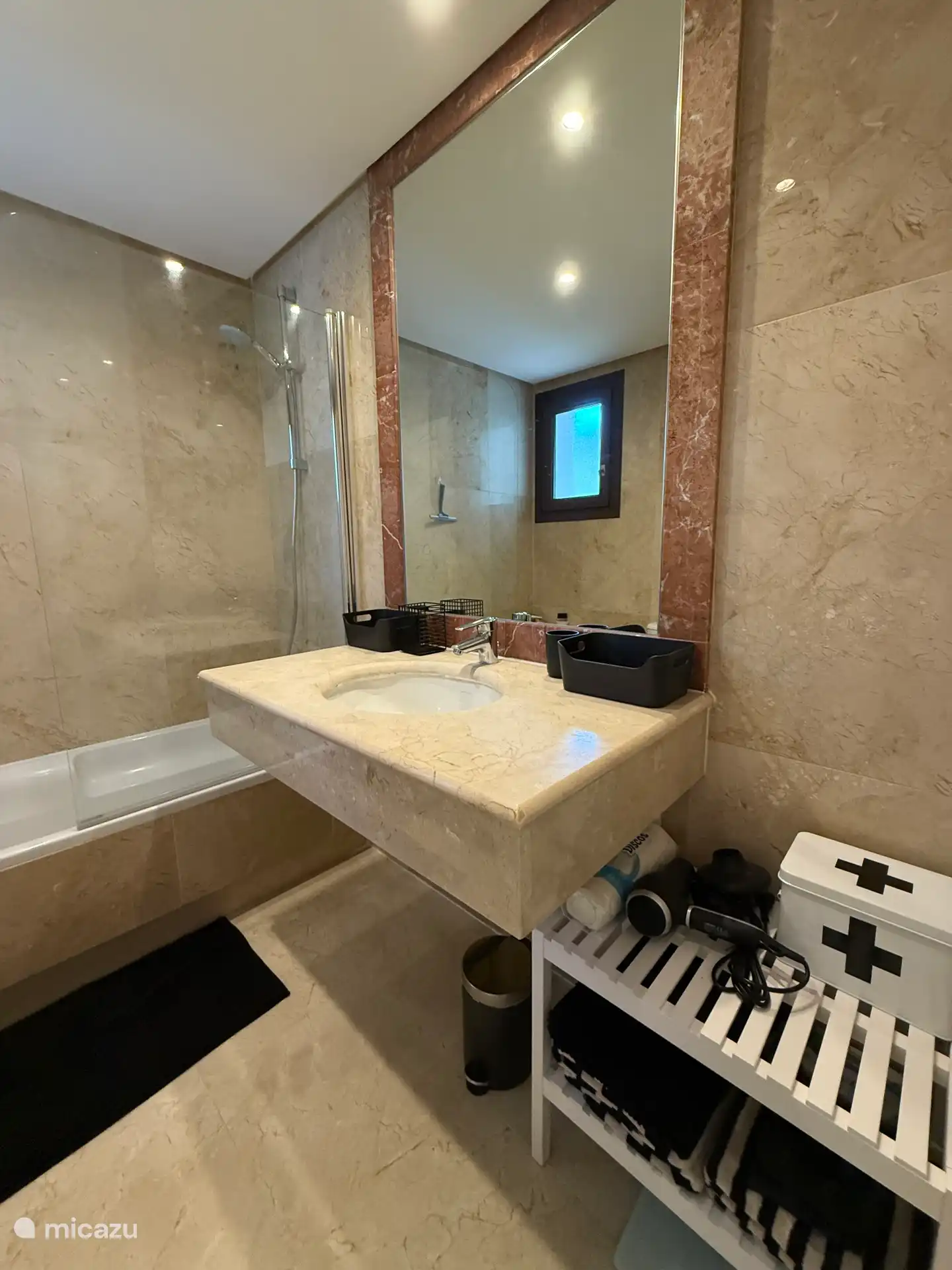 Das andere Badezimmer, das an das Hauptschlafzimmer angrenzt, verfügt über Badewanne, Dusche, WC und Bidet.