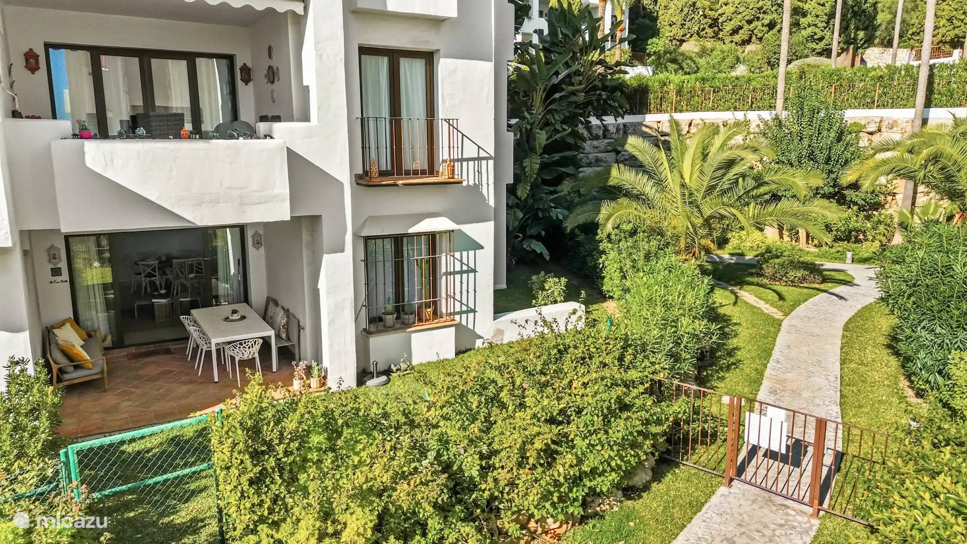 Le jardin privé donnant accès à l’une des trois piscines 