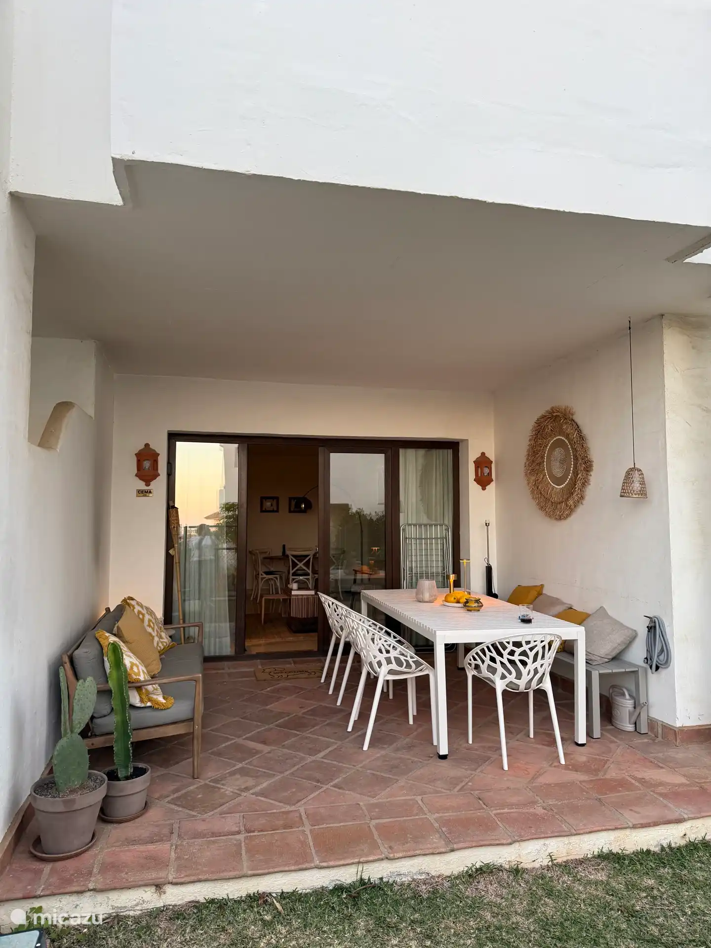 Wunderbar geräumige und luxuriöse überdachte Terrasse