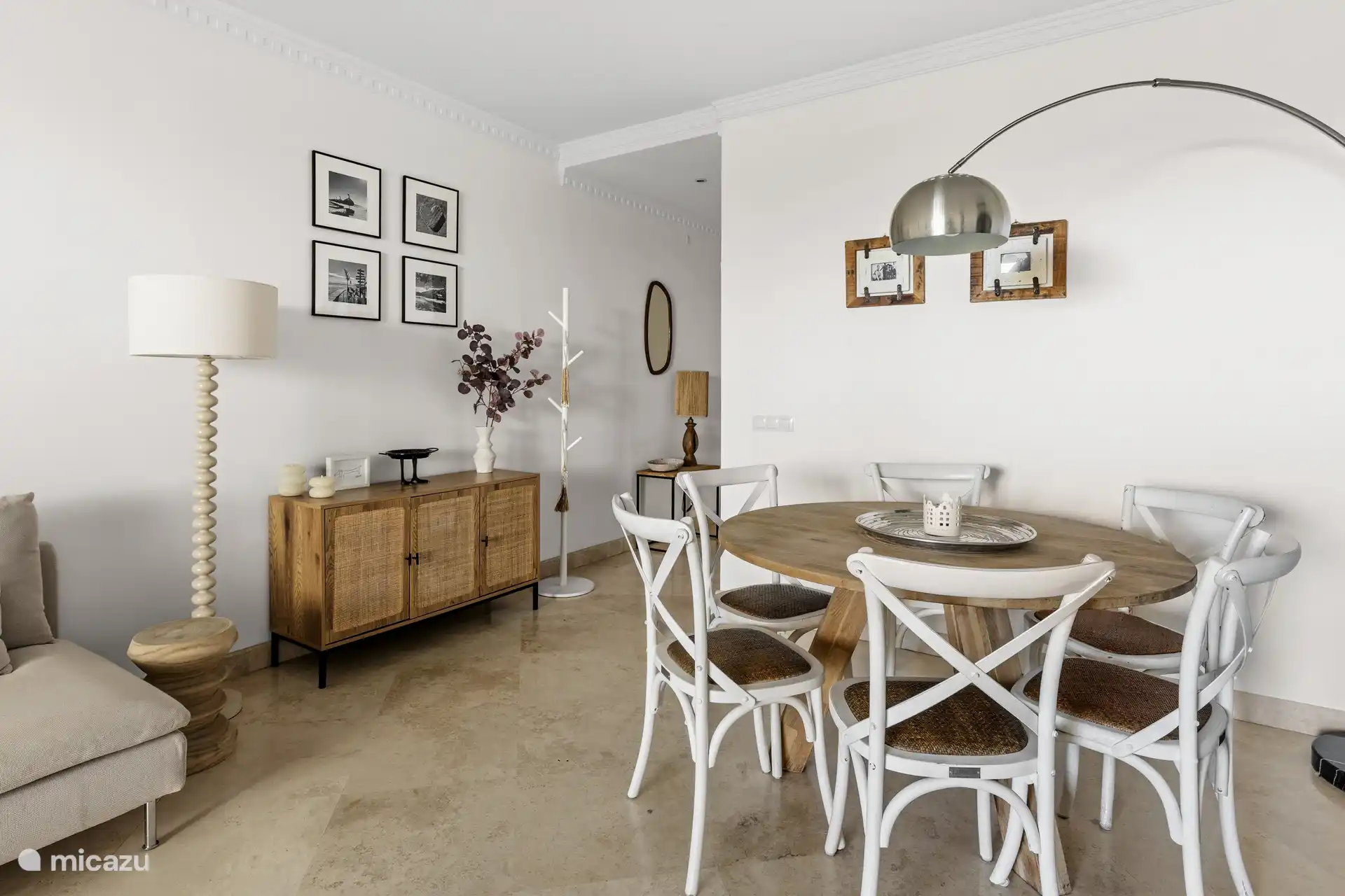 Salle à manger avec espace pour six personnes 