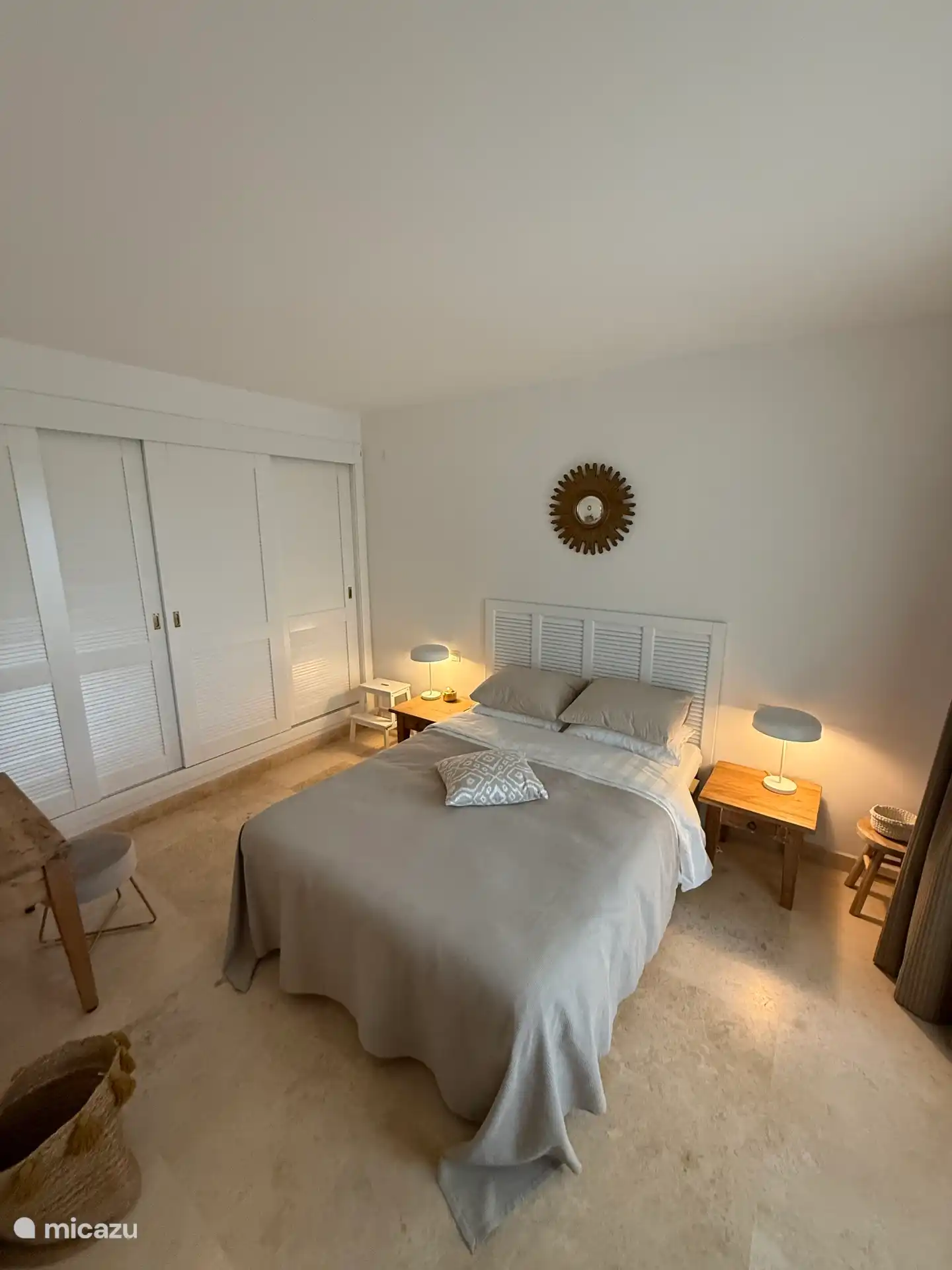 Hauptschlafzimmer mit einem Bett (neue Matratze), geräumigen Schränken zum Aufhängen und Liegen von Kleidung