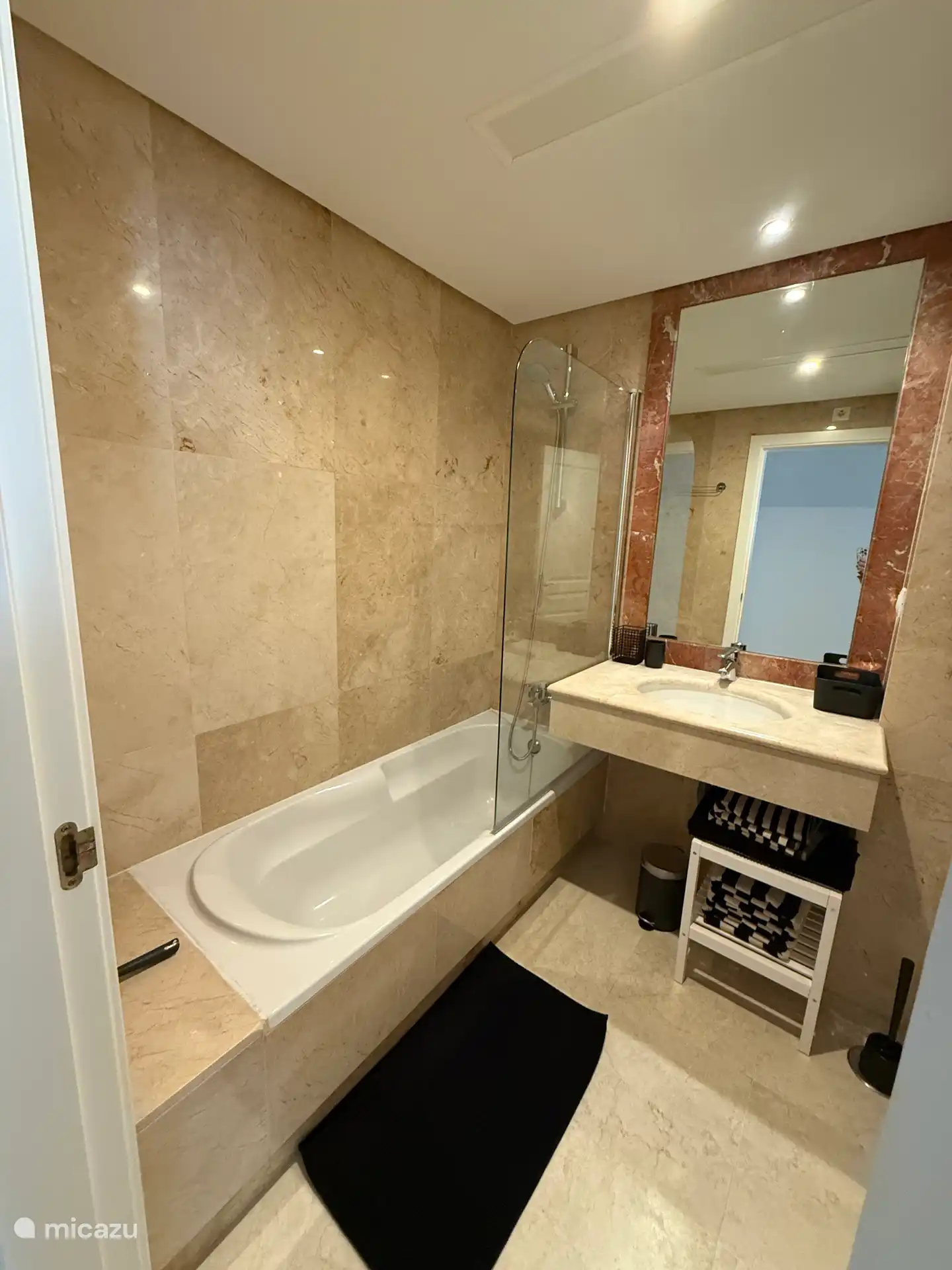 Eines der 2 Badezimmer, Badewanne, Dusche, WC und Bidet stehen zur Verfügung. 