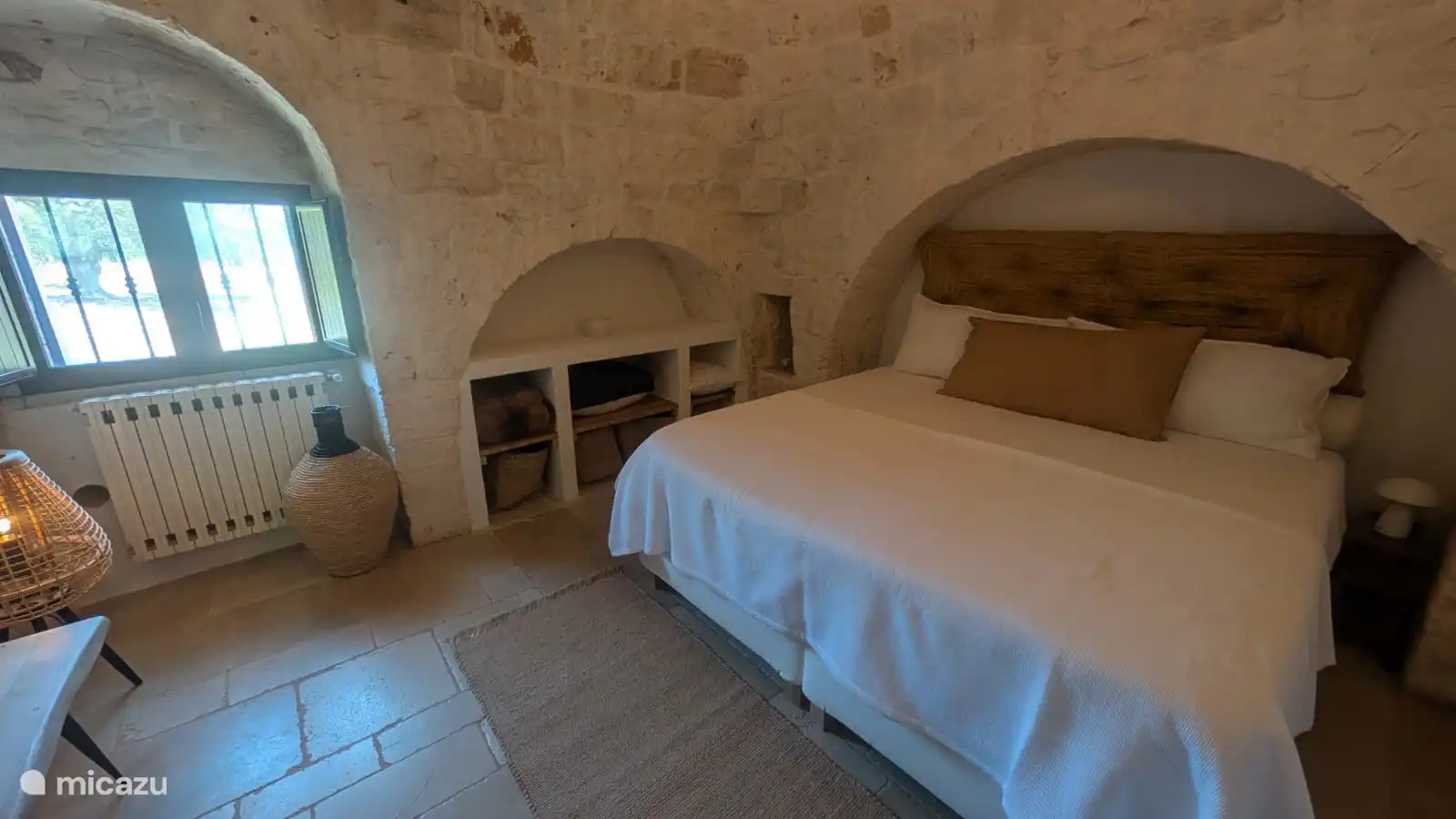 Dormitorio grande con cama matrimonial 